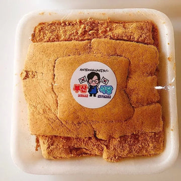 Rice cake covered in soy bean powder.