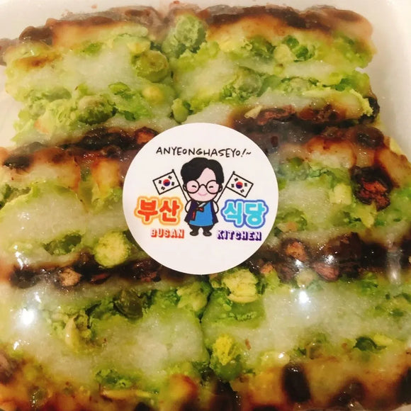 Rice cake is layered alternatively with soybeans, red beans, and sweet peas.